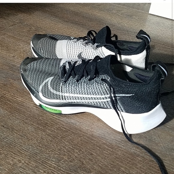 Nike air zoom black and white perfect for running. - Picture 3 of 3